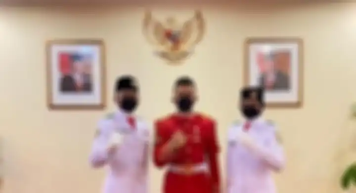 Pembawa Baki Ardelia Muthia Zahwa bersama rekannya dari Sumatera Utara yang melaju sebagai Paskibraka Nasional 2021, Rifaldy Prayoga dan Pasukan Pengamanan Presiden Collin.