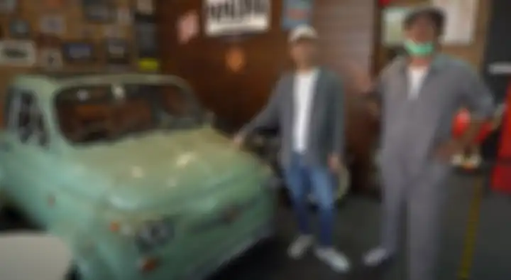 Raditya Dika saat tebak-tebakan merek mobil dengan Andre Taulany