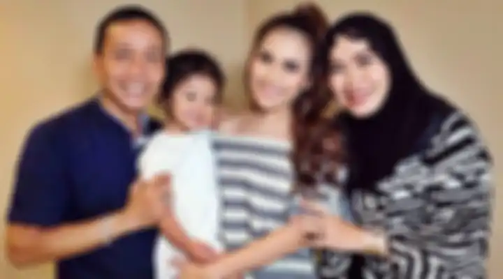 Pamer Disuapi Sang Ayah, Warganet Malah Salah Fokus Lihat Benda Tak Senonoh Di Koper Ayu Ting Ting