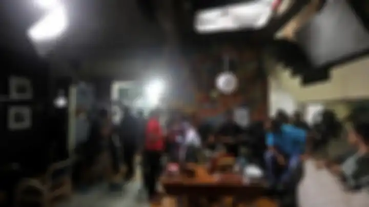 Proses pembuatan film Ada Apa Dengan Cinta 2 di sebuah lokasi di Jakarta Selatan, Minggu (22/10/2015
