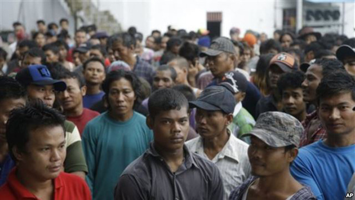 Para nelayan Myanmar menunggu waktu keberangkatan dari kompleks perusahaan perikanan Pusaka Benjina 