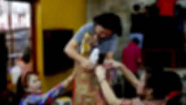 Pengurus Wihara Amurva Bhumi atau Hok Tek Tjeng Sin merias Dewi Kwan Im usai dimandikan di tempat ibadah tersebut, di kawasan Karet, Jakarta Selatan, Senin (28/1/2019). Ritual bersih-bersih wihara merupakan bagian dari persiapan menyambut tahun baru Imlek 2570 yang jatuh pada 5 Februari 2019). Ko