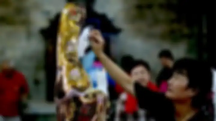 Pengurus Wihara Amurva Bhumi atau Hok Tek Tjeng Sin merias Dewi Kwan Im usai dimandikan di tempat ibadah tersebut, di kawasan Karet, Jakarta Selatan, Senin (28/1/2019). Ritual bersih-bersih wihara merupakan bagian dari persiapan menyambut tahun baru Imlek 2570 yang jatuh pada 5 Februari 2019). Ko