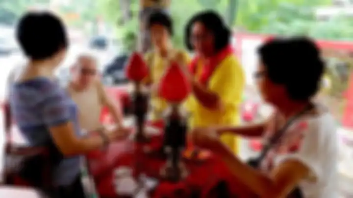 Umat dan pengurus Wihara Amurva Bhumi atau Hok Tek Tjeng Sin membersihkan tempat ibadah tersebut di kawasan Karet, Jakarta Selatan, Senin (28/1/2019). Ritual bersih-bersih wihara tersebut merupakan bagian dari persiapan menyambut tahun baru Imlek 2570 yang jatuh pada 5 Februari 2019). Kompas/Toto