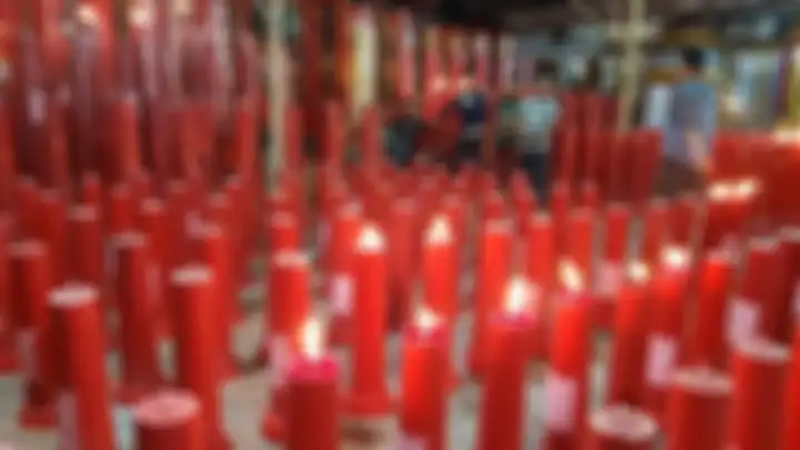 Suasana perayaan Imlek 2570 di Vihara Welas Asih, Kota Cirebon, Jawa Barat, Senin (4/2/2019) malam. 