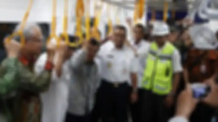 Wakil Presiden Jusuf Kalla bersama Gubernur DKI Jakarta Anies Baswedan, Menteri Perhubungan Budi Karya Sumadi, dan Direktur Utama MRT William P Sabandar menjajal kereta Moda Raya Terpada (MRT) di Jakarta, Rabu (20/2/2019). Jusuf Kalla dan rombongan melakukan perjalanan pergi pulang dari Stasiun Bund