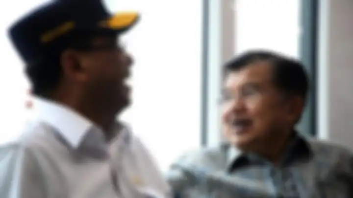 Wakil Presiden Jusuf Kalla bersama Menteri Perhubungan Budi Karya Sumadi saat menjajal kereta Moda Raya Terpada (MRT) di Jakarta, Rabu (20/2/2019). Jusuf Kalla dan rombongan melakukan perjalanan pergi pulang dari Stasiun Bundaran Hotel Indonesia menuju Stasiun Lebak Bulus. Selain Budi Karya Sumadi, 