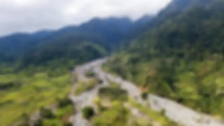 Kondisi lereng Gunung Cycloop terpantau dari Jalan Sosial, Sentani, Papua, Kamis (21/3/2019). Kondisi kaki gunung banyak beralif fungsi dari cagar alam menjadi kebun dan perumahan. Kawasan hutan seluas 31.479,9 hektar itu merupakan pengendali pasokan air bagi warga Jayapura, Papua.  KOMPAS/HENDRA A 