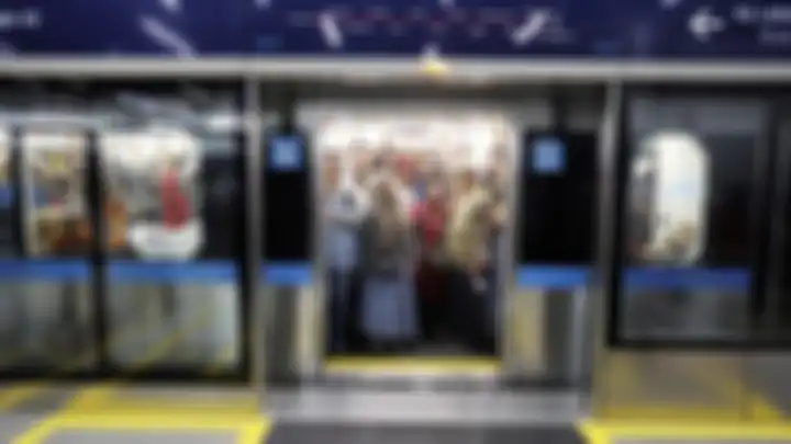 Warga menaiki kereta Moda Raya Terpadu (MRT) Ratangga di Stasiun MRT Bundaran HI, Jakarta, Minggu (24/3/2019). MRT Jakarta Fase 1 rute Bundaran HI - Lebak Bulus diresmikan oleh Presiden Jokowi. KOMPAS/RIZA FATHONI (RZF) 24-03-2019