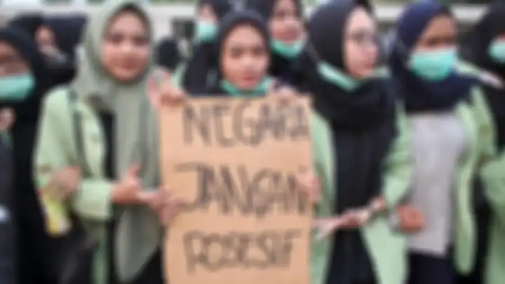 Mahasiswa membawa poster saat mengikuti aksi unjuk rasa di sekitar Gedung DPR RI, Senayan, Jakarta, Selasa (24/9/2019). Aksi unjuk rasa menolak pengesahan RUU KUHP dan pencabutan UU KPK itu berakhir ricuh setelah polisi memuikul mundur peserta aksi dan membubarkannya. Kompas/Wisnu Widiantoro (NUT)