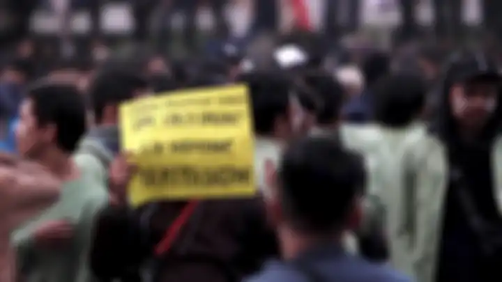 Mahasiswa membawa poster saat mengikuti aksi unjuk rasa di sekitar Gedung DPR RI, Senayan, Jakarta, Selasa (24/9/2019). Aksi unjuk rasa menolak pengesahan RUU KUHP dan pencabutan UU KPK itu berakhir ricuh setelah polisi memuikul mundur peserta aksi dan membubarkannya. Kompas/Wisnu Widiantoro (NUT)