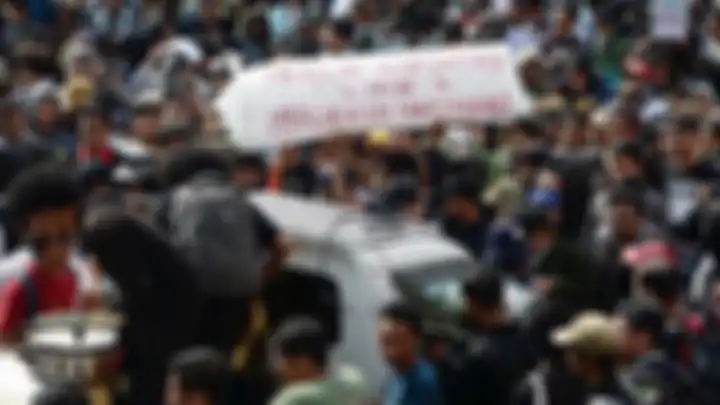 Massa yang tergabung dalam Aliansi Rakyat Bergerak mengikuti aksi unjuk rasa Gejayan Memanggil di Pertigaan Gejayan, Sleman, DI Yogyakarta, Senin (23//9/2019). Aksi unjuk rasa itu antara lain untuk mendesak Pemerintah melakukan pembahasan ulang terhadap pasal-pasal yang bermasalah dalam Rancangan Ki