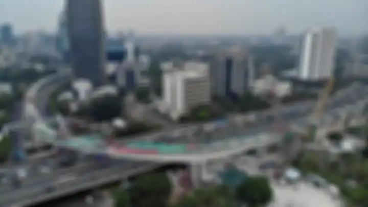 Jembatan kereta box beton lengkung dengan bentang terpanjang dari radius terkecil tersambung pada jalur LRT Jabodebek di persimpangan Jalan HR Rasuna Said dan Jalan Gatot Subroto di Jakarta Selatan, Senin (11/11/2019). Adhi Karya mencatatkan dua rekor pada Museum Rekor Indonesia dengan tersambungny
