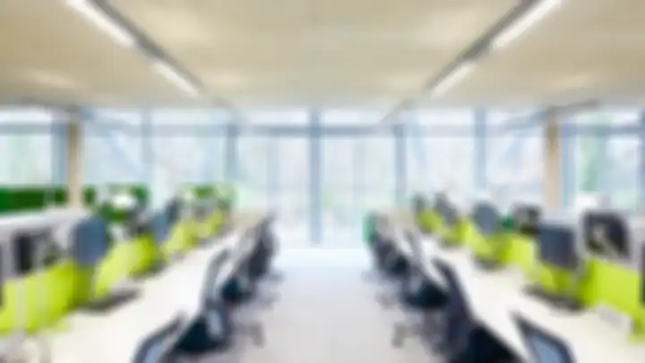 Luminer UV-C upper air dipasang di plafon kantor sebagai disinfektan udara. (Signify)
