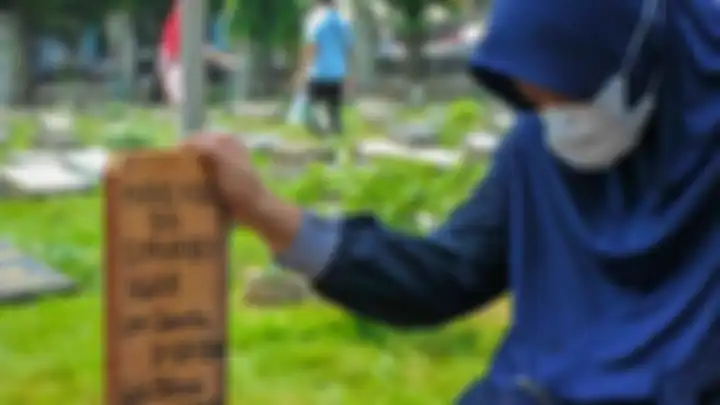 Istri Markis Kido berdoa untuk sang suami. Ini alasan Markis Kido tak dapat dimakamkan di Taman Makam Pahlawan (TMP) Kalibata.