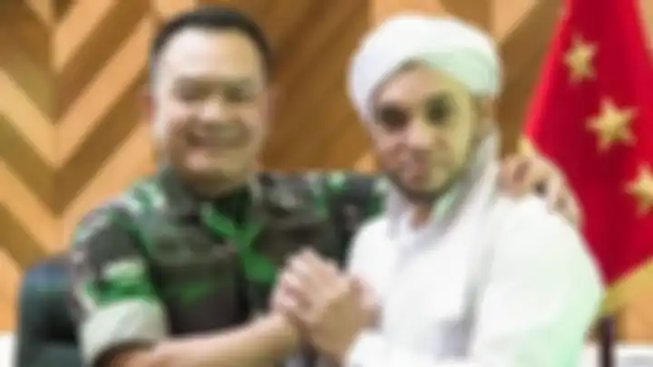Jenderal Dudung Abdurachman kerap ditemani Habib Husein Baagil. Katanya, Dudung mengislamkan 150 orang Timor Timur.
