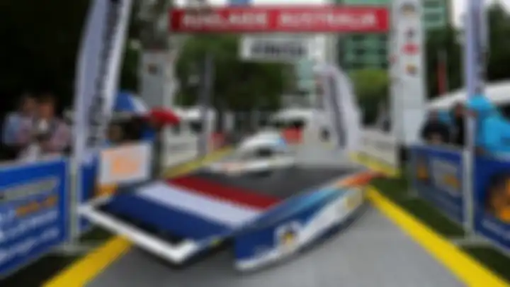 Mobil tenaga surya tim Belanda mencatat waktu 33,05 jam untuk menempuh jarak 3.000 kilometer.