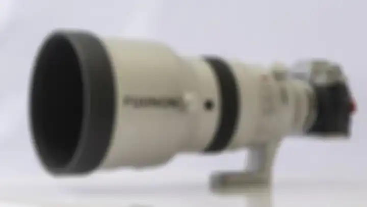 Fitur lensa Fujinon XF 200 mm f/2 R LM OIS WR untuk pemotretan fotografi olahraga dan alam liar.