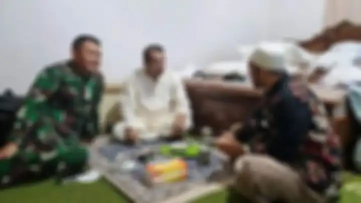 Jenderal Dudung Abdurachman kerap ditemani Habib Husein Baagil. Katanya, Dudung mengislamkan 150 orang Timor Timur.