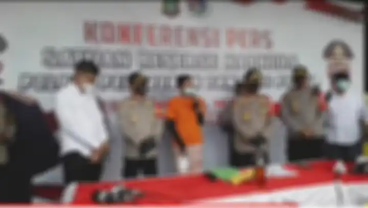 Millen Cyrus ungkap permohonan maaf dengan linangan air mata.