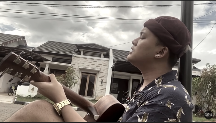Rizky Febian memejamkan matanya sambil sesekali menatap langit mengenang Ibundanya.