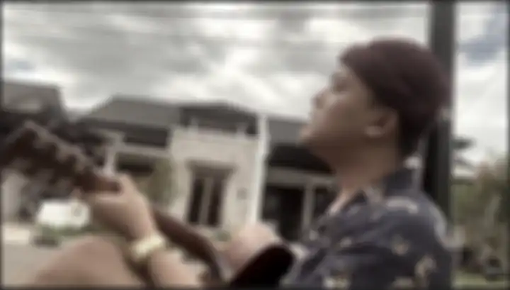 Rizky Febian memejamkan matanya sambil sesekali menatap langit mengenang Ibundanya.