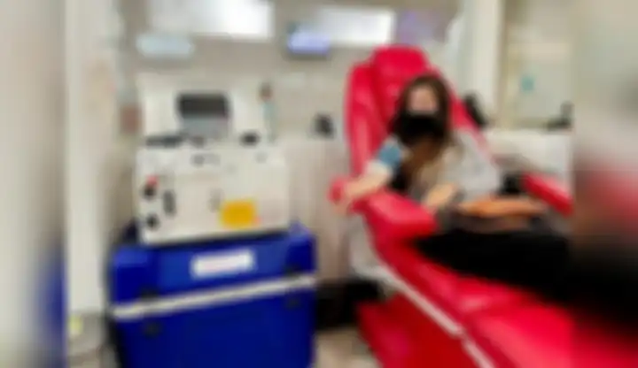 Sepupu Zaskia Sungkar, Sarah Samantha, melakukan donor plasma konvalesen untuk ibu Irwansyah. 
