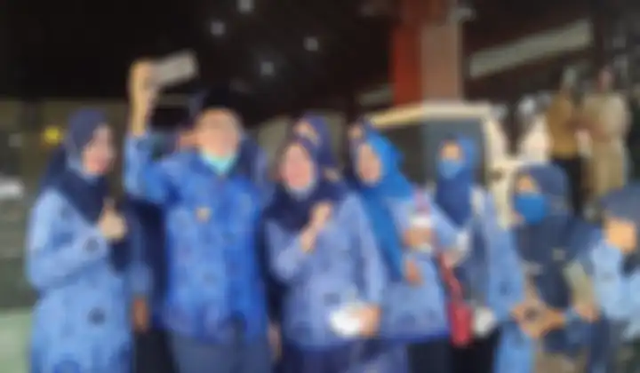 PNS yang baru dilantik swafoto bersama Bupati Pamekasan Baddrut Tamam di Mandhepa Agung Ronggosukowati, seusai acara pelantikan, Senin (5/10/2020). Gaji ke-13 PNS 2021 tidak memasukan tukin di dalamnya.