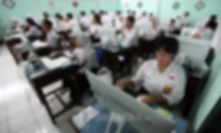 Sejumlah peserta menjawab soal Bahasa Indonesia saat pelaksanaan Ujian Nasional Berbasis Komputer (UNBK)