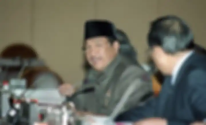 Menteri Pertahanan (Menhan) Matori Abdul Djalil memberi penjelasan tentang penghidupan kembali Komando Daerah Militer (Kodam) Iskandar Muda di Nanggroe Aceh Darussalam saat rapat kerja dengan Komisi I DPR di Gedung MPR/DPR Jakarta, Selasa (5/2). 