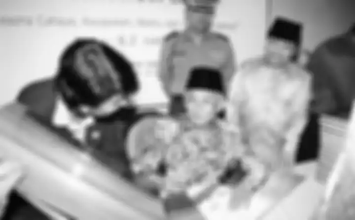 Pameran foto dan peluncuran buku “Cahaya, Kecepatan, Waktu dan Ruang Angkasa” Karya Presiden BJ Habibie di Galeri Depdikbud, Gambir, Jakarta, 25 Juni – 02 Juli 1999. 