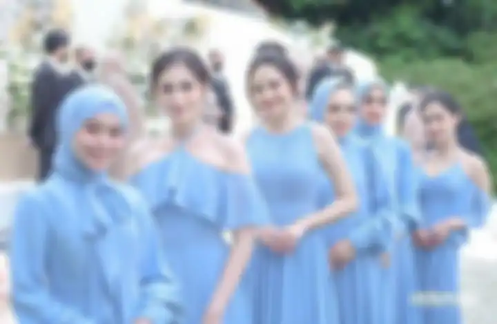 Gaya elegan Syifa Hadju saat jadi bridesmaid di pernikahan Ali Syakieb dan Margin Wieheerm