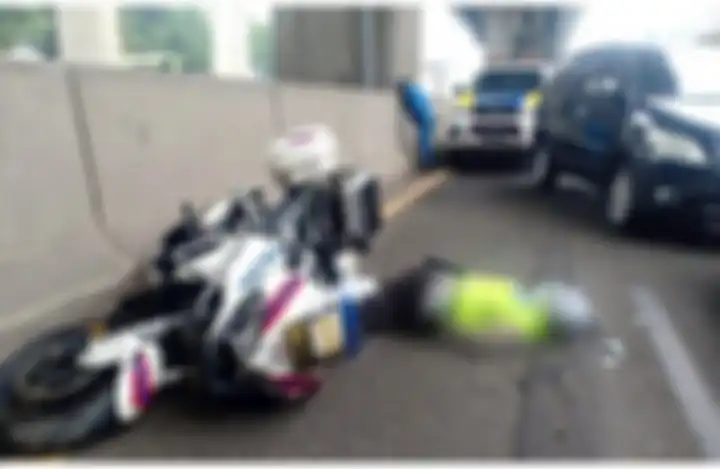 Foto anggota polisi yang tergeletak tak berdaya di Tol Cikampek tersebar luas di media sosial. Argo Wiyono menjelaskan kronologinya.
