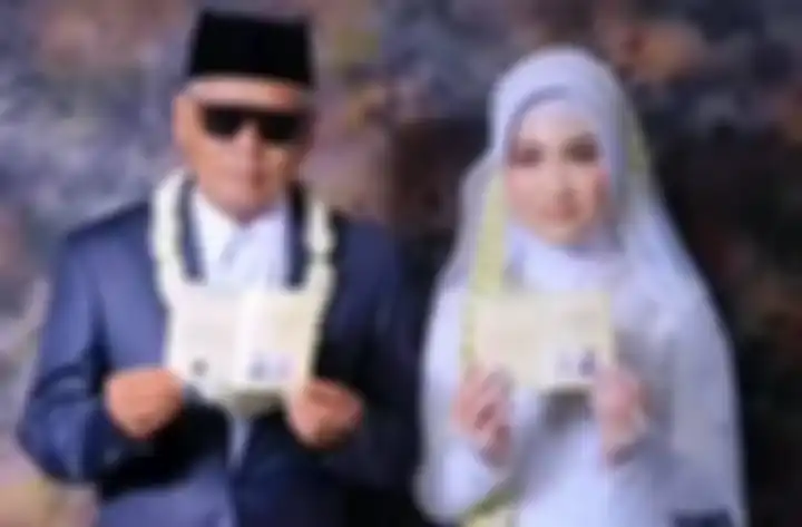 Haji Sondani yang nikahi Fia Barlanti gadis 19 tahun itu viral. Namun, istri muda kakek Sondani malah tutupi mukanya di foto pengajian. 
