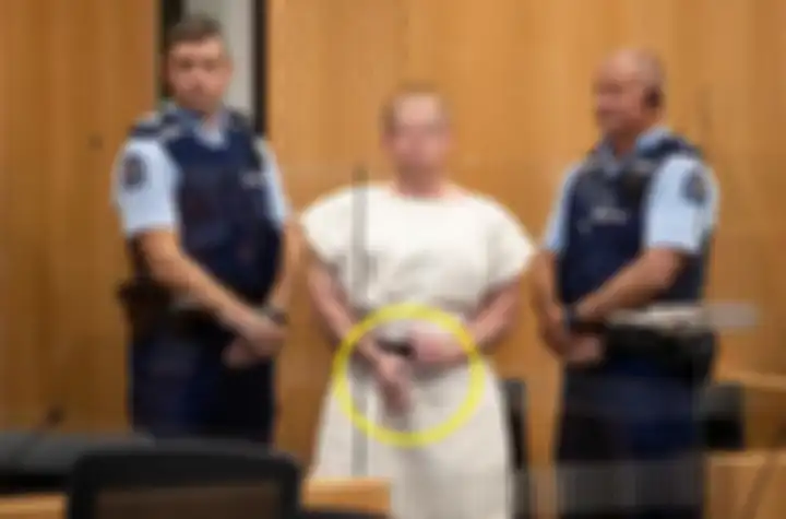Brenton Tarrant membuat simbol White Supremacy saat muncul di pengadilan.