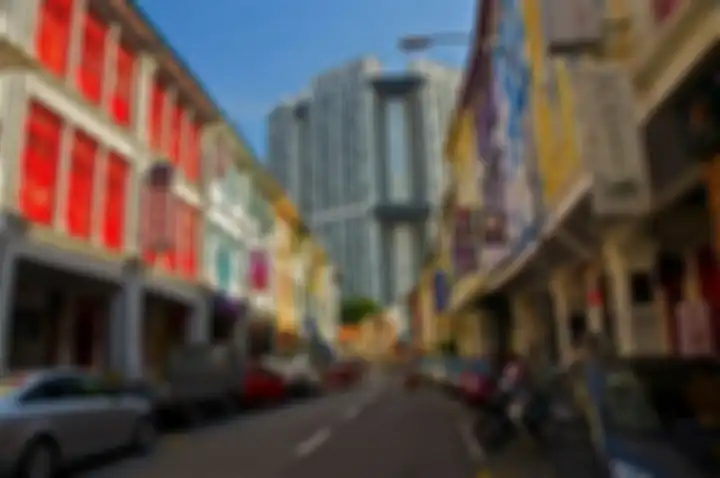 Singapura terkenal sebagai kota yang modern. Tampak bangunan baru di antara peninggalan bangunan-ban