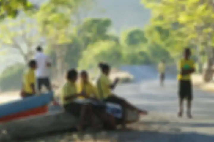 Siswa-siswi sekolah menengah pertama di distrik Manututoo, Timor Leste, menunggu lonceng sekolah ber
