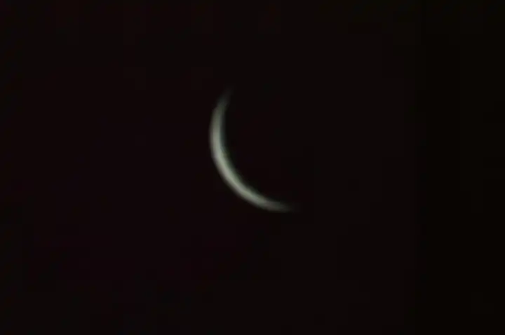 Bulan selama fase bulan baru di California Utara.
