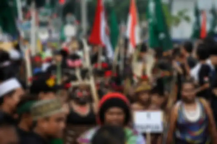 Peringatan 100 Hari Gus Dur --- Mahasiswa asal Papua mengikuti karnaval budaya untuk memperingati 100 hari meninggalnya Abdurrahman Wahid atau Gus Dur di Jalan Malioboro Yogyakarta, Sabtu (10/4). Dalam karnaval budaya yang dimotori oleh Kaum Muda Nahdlatul Ulama Yogyakarta tersebut ditampilkan atra