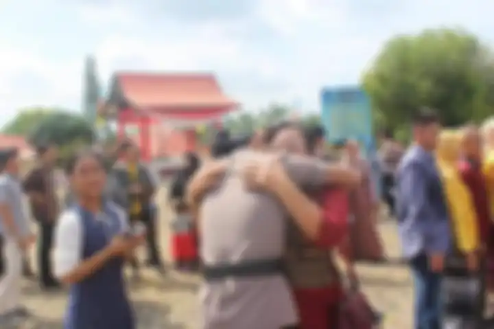 Keluarga Brigadir J pecah jadi dua usai dikabari status Putri Candrawathi sebagai tersangka. Foto lawas ibunda Yosua jadi sorotan.