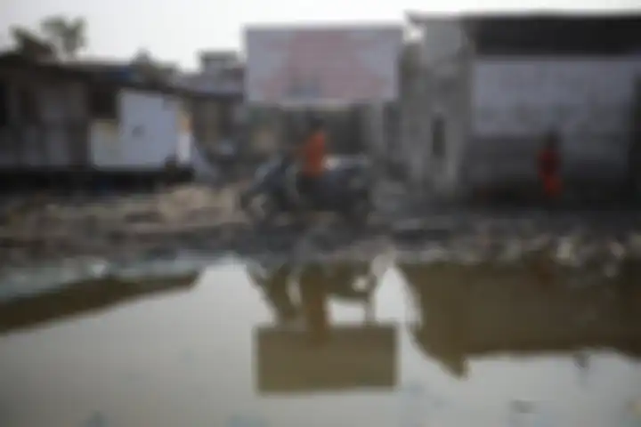 Papan peringatan dari PT Pelindo II selaku pemilik lahan terpasang di Kampung Bengek di kawasan Muara Baru, Penjaringan, Jakarta Utara. Warga di lokasi ini telah hidup bertahun-tahun di lingkungan yang dikelilingi sampah, Senin (2/9/2019). Keterbatasan ekonomi dan tingginya biaya hidup di Ibu Kota m