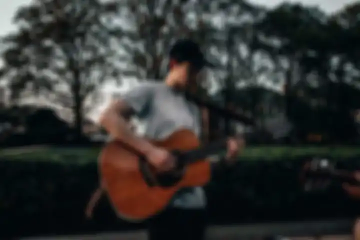 Ilustrasi bermain gitar. Apakah itu tempo lagu? Yuk ketahui pengertian, macam, dan contoh penggunaan tempo pada lagu. 