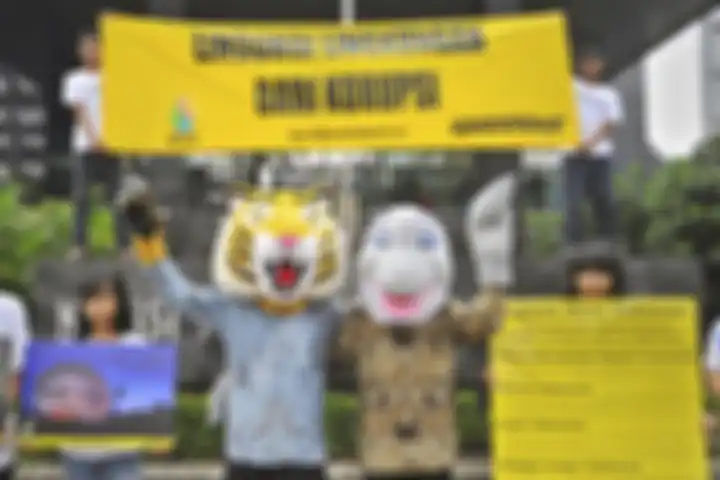 Aksi Greenpeace ke KPK menyerukan perlindungan kekayaan alam negeri. yang ditampilkan lewat Raung da