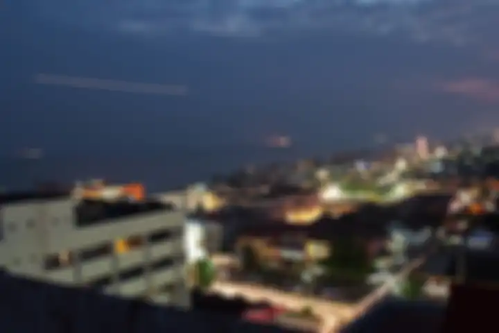 Pemandangan Kota Balikpapan kala senja tenggelam. Sebuah kota tepian pantai yang tumbuh pesat sejak 
