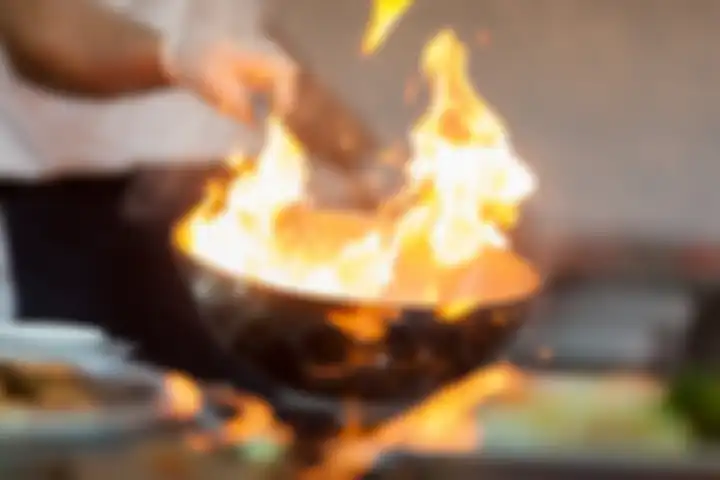 Memasak dengan menggunakan energi alternatif.
