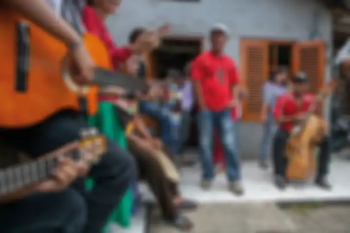 Para warga menyanyikan lagu kroncong khas Tugu saat tradisi Rabo-Rabo