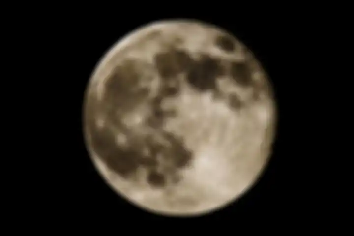 Supermoon adalah istilah populer untuk bulan purnama atau bulan baru yang berada di orbit bulan yang