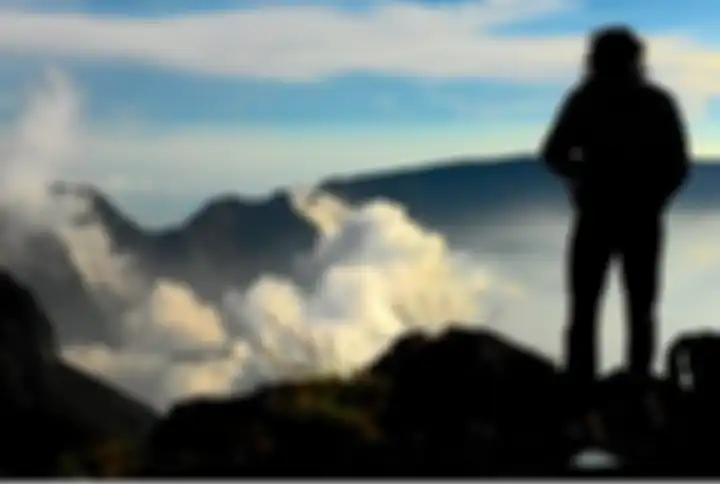Siluet pendaki di puncak Gunung Tambora berketinggian 2.850 meter. Gunung bertipe stratovolcano akti