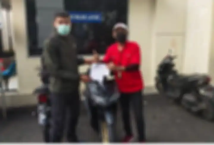 Praka Izroy dapat hadiah motor baru sebuah Honda Vario hitam.