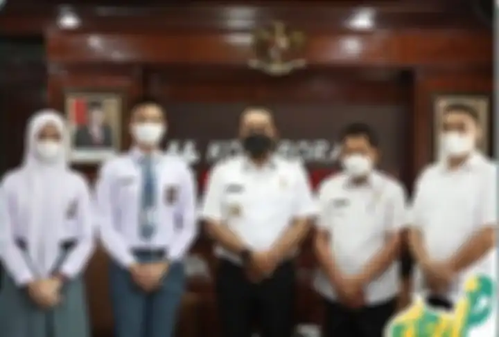 Ardelia Muthia Zahwa, pembawa baki bendera Merah Putih. Foto Ardelia Muthia Zahwa banyak dicari netizen di media sosial. 